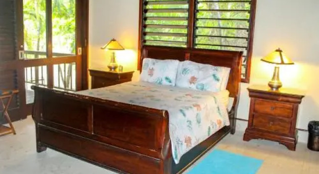 Coconut Grove, Book Hotel Roatan Airport 
