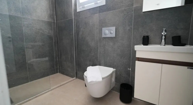 Люкс Standard с балконом и с видом на город Crown Salamis Suites