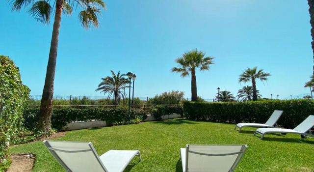 Апартаменты Front-line garden apartment in Palm Beach, Marbella