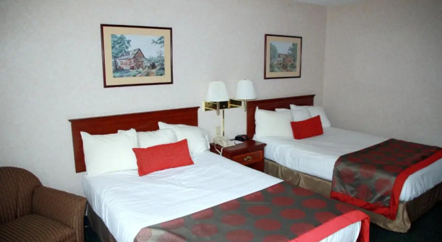 Четырёхместный номер Standard Ramada by Wyndham Strasburg Dover