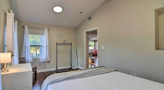 Коттедж Vibrant Dunedin Getaway w/ Furnished Patio!