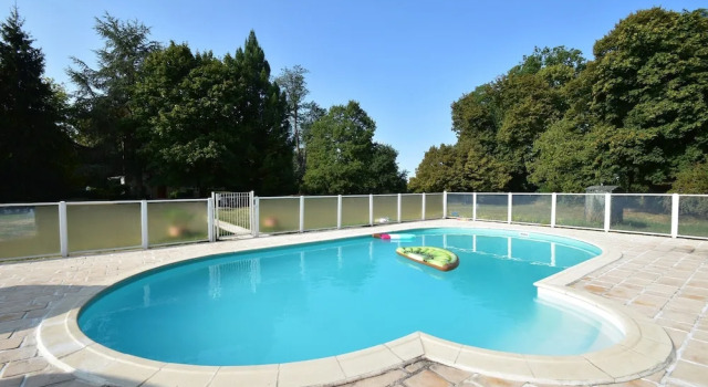 Коттедж House in Burgundy With Private Pool