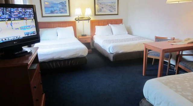 Трёхместный семейный номер Standard Newport Channel Inn
