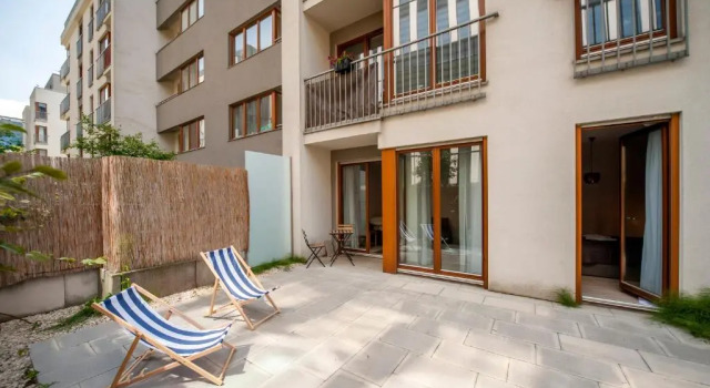 Very Berry - Maratonska 3 - Business Apartment, garden, check in 24h, Забронировать Апартаменты/квартира Отели Познани с парковкой, рядом с Jesuit Collegium, Парковка