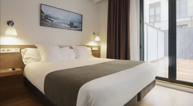 Люкс с балконом Pensión Garibai