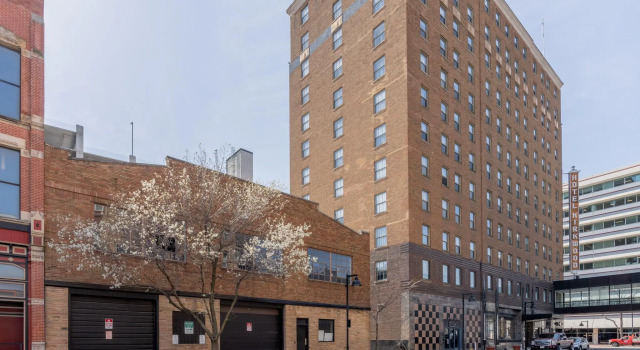 King Bed | Garage | Wifi | Skywalk Access & More!, Rezerwuj Hotel Hotele w Iowa z parkingiem, Parking