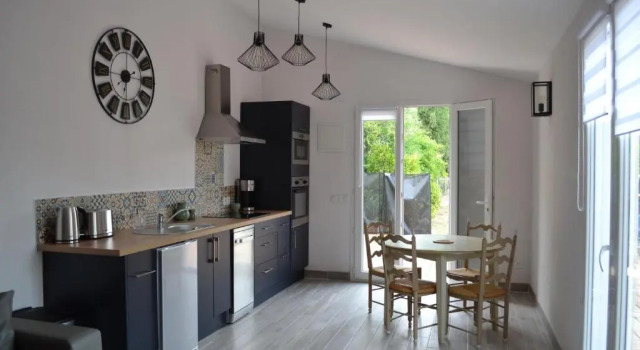 Коттедж c 1 комнатой Large friendly and bright villa with pool