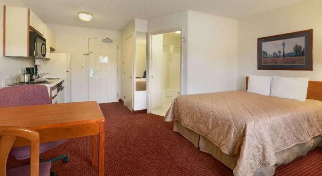 Номер Standard Days Inn & Suites by Wyndham Green Bay WI