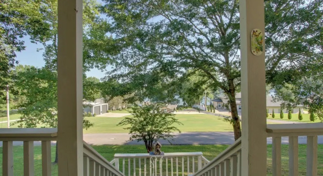 Waterfront Home Near Wilson Lake w/ Covered Porch!, Réserver Maison de vacances Cottages à Killen, Cottage