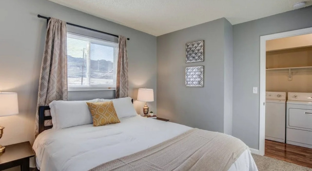 Apartment 2BR Aptmt Parks Private Deck, Mountain Views!