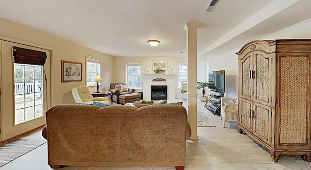 New Listing! Canalfront All-suite: Steps To Beach 5 Bedroom Home