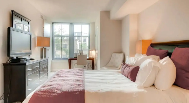 Апартаменты Luxury Bluebird Suites in Crystal City