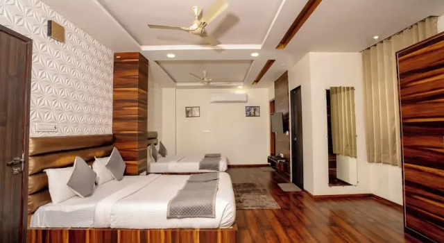 Семейный люкс Hotel Sawamani - 100 Meters from Khatushyam ji
