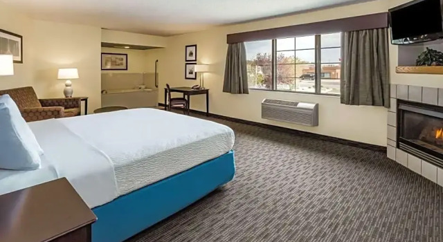 Люкс Superior AmericInn by Wyndham Hotel and Suites Long Lake