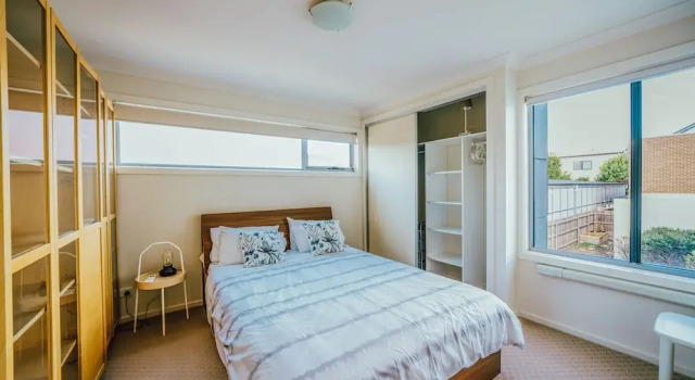 Cheerful 3-bedroom home free parking, Book Hotel Gungahlin 