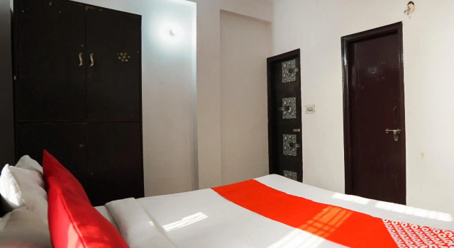 OYO 66305 Noida Palace