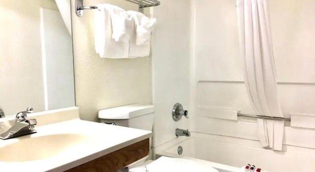 Номер Standard Days Inn & Suites by Wyndham Traverse City