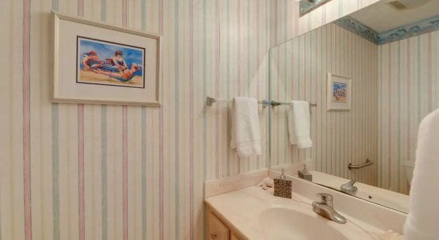 Коттедж Pine Knoll Shores Getaway - Walk to Beach!