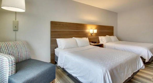 Четырёхместный номер Standard Holiday Inn Express & Suites Laurel by IHG