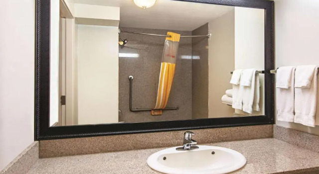 Номер Executive La Quinta Inn by Wyndham Vancouver Airport