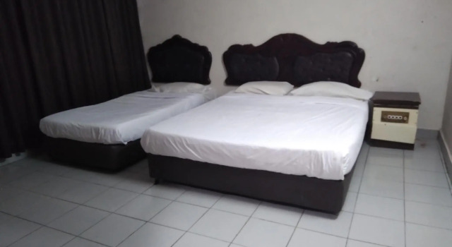 Люкс OYO 90376 Centre Point Hotel