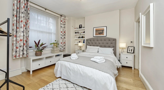 Spacious Pimlico Apartment by Underthedoormat