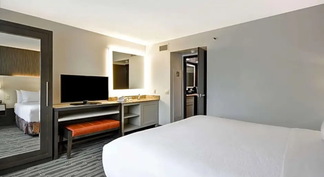 Двухместный люкс Corner Отель Embassy Suites by Hilton Charlotte