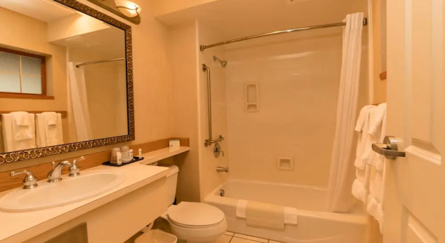 Четырёхместный номер Deluxe с красивым видом из окна Lakeside Lodge and Suites
