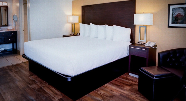 Двухместный номер Standard Pines Inn & Suites