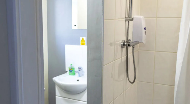 Трёхместный номер Standard с 2 комнатами Lymedale Suites Studios & Aparthotel in NEWCASTLE UNDER LYME & STOKE