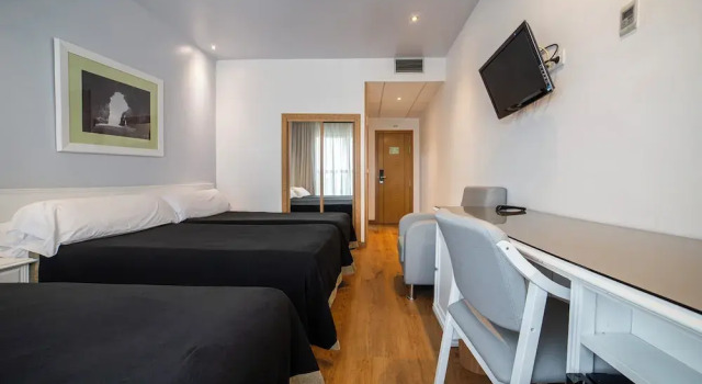 Трёхместный номер Standard Hotel Auditorio Santiago & Spa