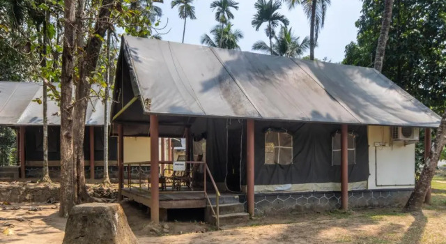 Тент с красивым видом из окна Amritara Riverside Camp, Thattekad