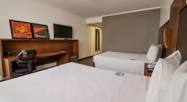 Luxo Quádruplo quarto Deville Maringá