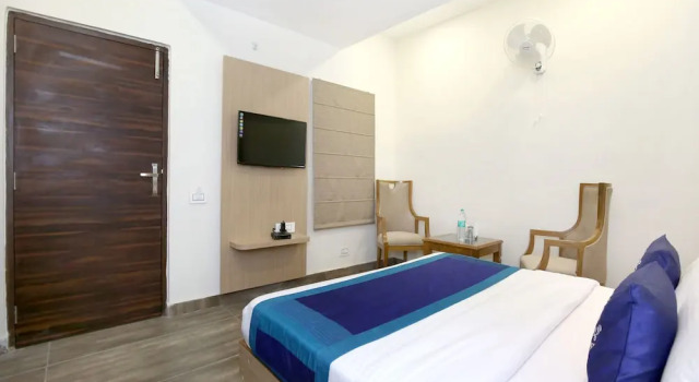 OYO 9986 Hotel Hashtag, Varaa Hotelli Chandigarh 
