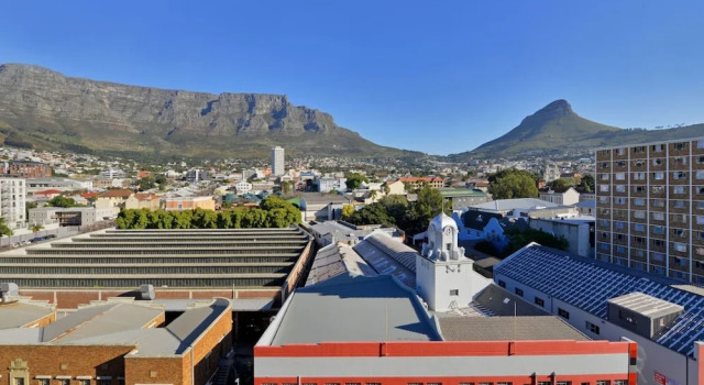 Top-floor 2 Bed Unmatched Table Mountain Views