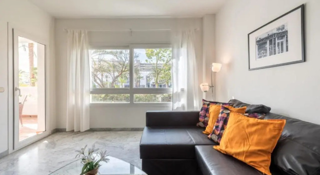Апартаменты с балконом Beach Front apartment in Puerto Banus