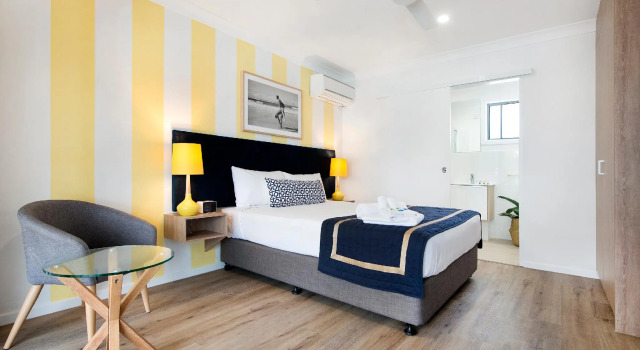 Кровать в общем номере Blue Heron Boutique Motel