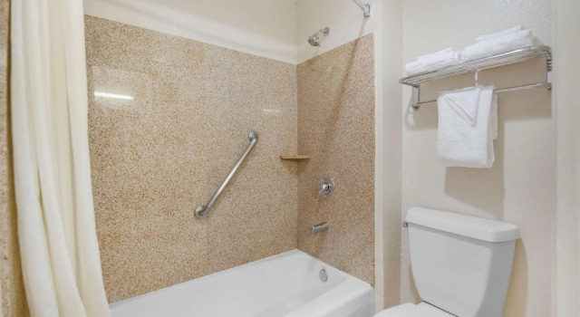Четырёхместный номер Standard Econo Lodge Fontana