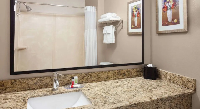 Номер Standard AmericInn by Wyndham Hudson