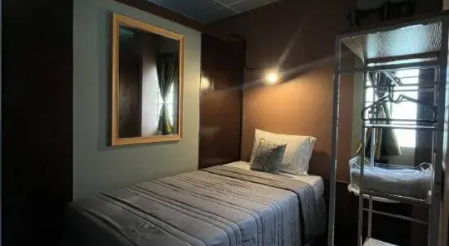 Кровать в общем номере Nora Bukit Hotel