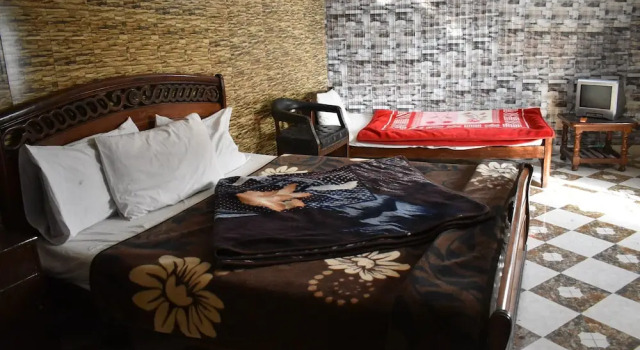 Economy Zimmer Mughal E Azam