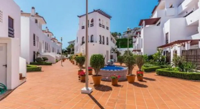 Апартаменты La Buena Vida Holiday Homes - Luxury, modern & spacious, 2 bedroom duplex, townhouse with full kitchen, and three pools in the community, 3 min drive or 13 min walk to Puerto Banus