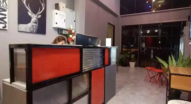The Sleeper Homestay, Забронировать Хостел Отели Канчанабури с парковкой, рядом с Железнодорожный вокзал Канчанабури, Парковка