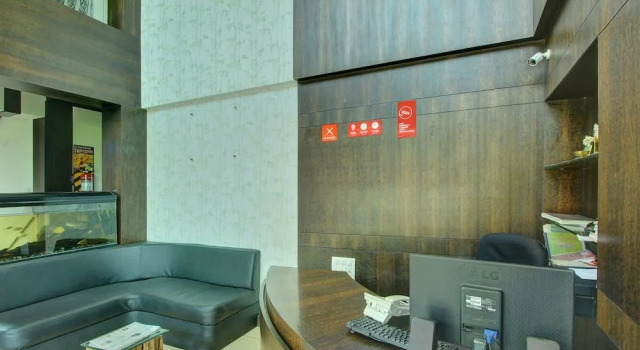 OYO 24825 Hotel Sholas Residency