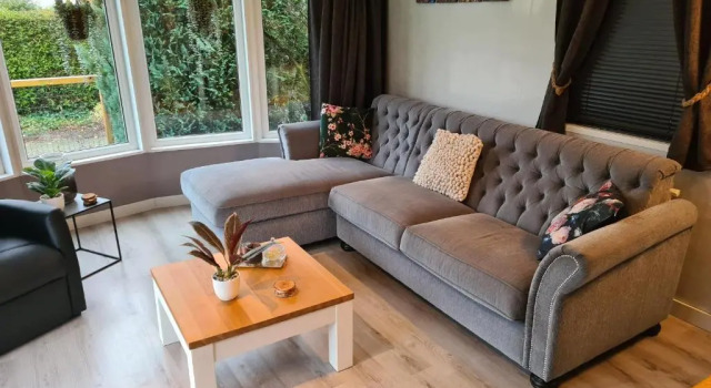 Relax huisje is een luxe huisje met een vaatwasser en zeer snel WIFI 5G en is voorzien van een nieuwe badkamer en keuken met een omheinde tuin met een eigen parkeerplaats