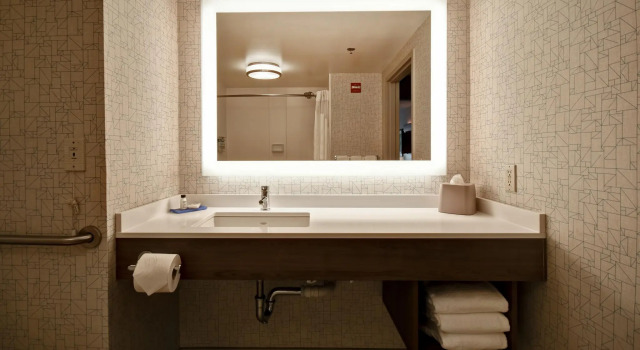 Четырёхместный номер Standard Holiday Inn Express Newport North - Middletown by IHG