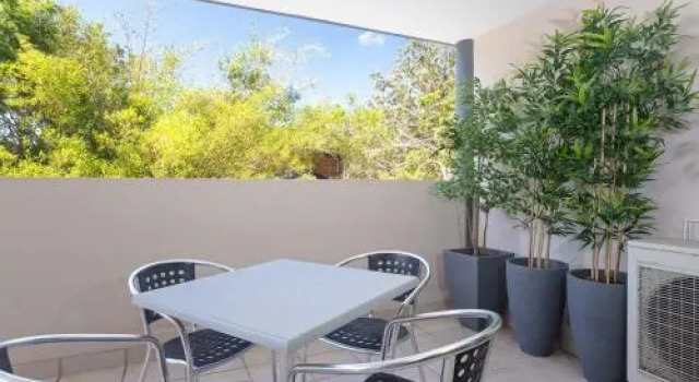 9 'Shoal Bay Beach Apartments' 2 Shoal Bay Road -Air Conditioning And Complex Swimming Pool