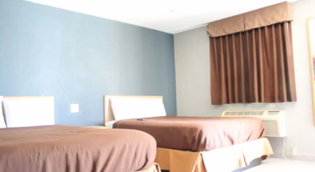 Четырёхместный номер Deluxe Village Inn Cotulla