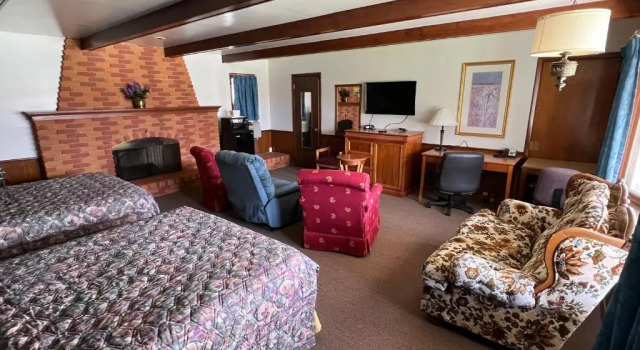 Номер Deluxe Spinning Wheel Motel