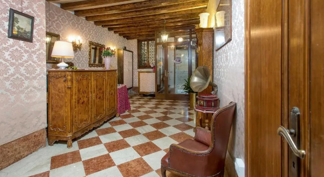 Hotel Mezzo Pozzo, Забронировать Отель Каннареджо Венеция, рядом с Accademia Bridge